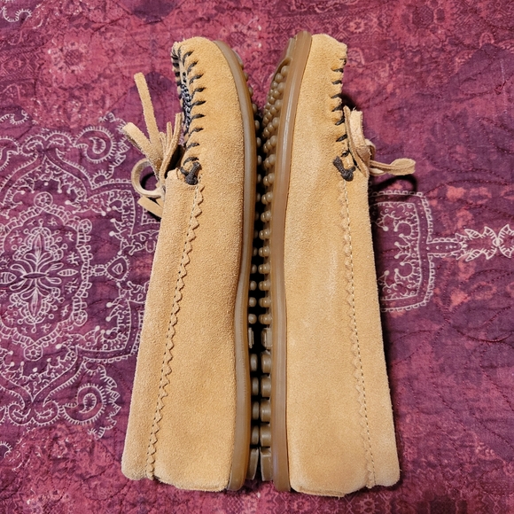Minnetonka Moccasins, woman's size 7, tan suede, hand beaded. - Picture 6 of 8